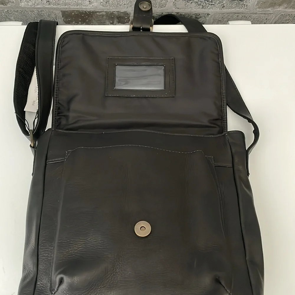 Claire Chase Black Leather Versailles Man Bag Columbia South America